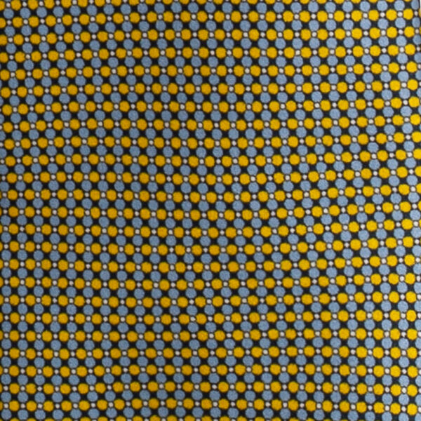 Cravatta fantasia geometrica giallo blu grigio e bianco in twill di seta tre pieghe realizzata a mano in Italia. Cravatta geometrica 3 pieghe alta qualità