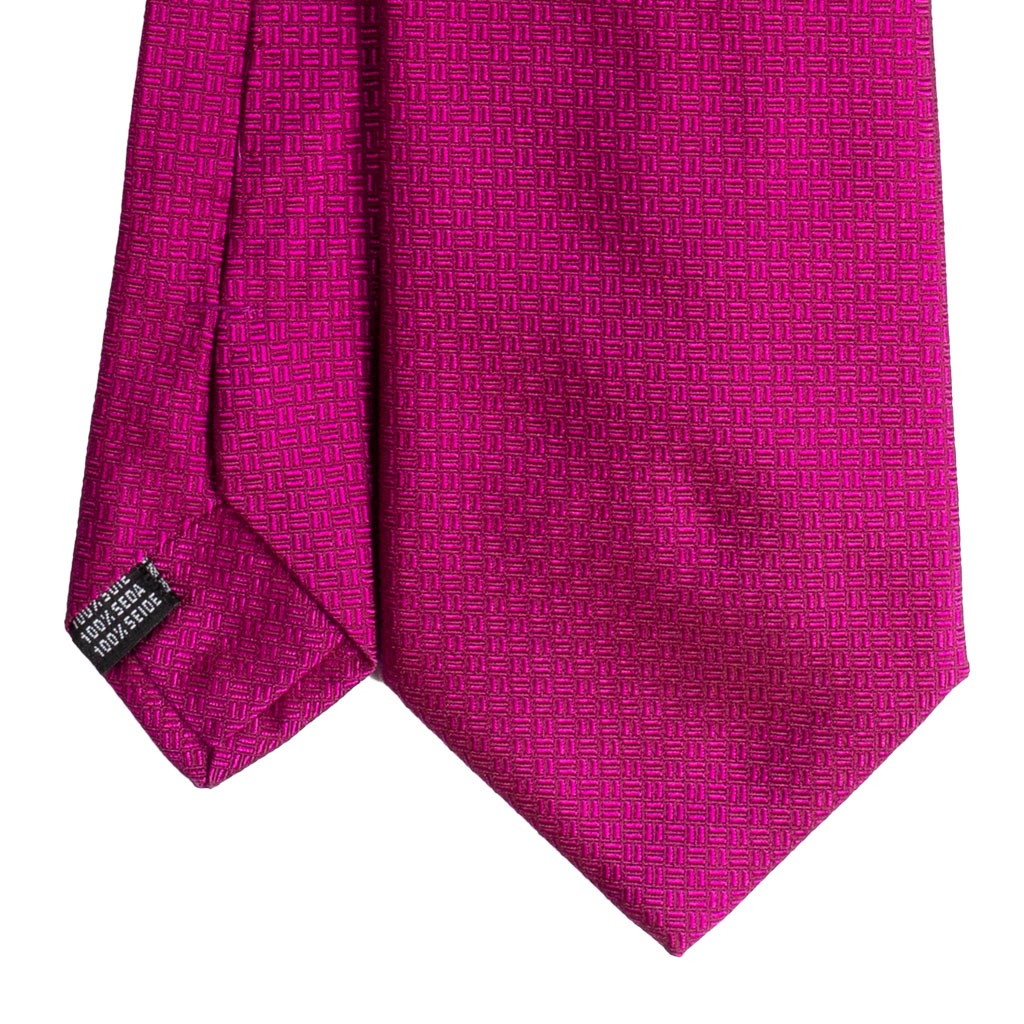 Cravatta finto unito fucsia in seta jacquard tre pieghe realizzata a mano in Italia. Cravatta geometrica 3 pieghe di alta qualità sartoriale