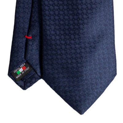 Cravatta finto unito blu in seta jacquard tre pieghe realizzata a mano in Italia. Cravatta falso unito blu 3 pieghe di alta qualità sartoriale