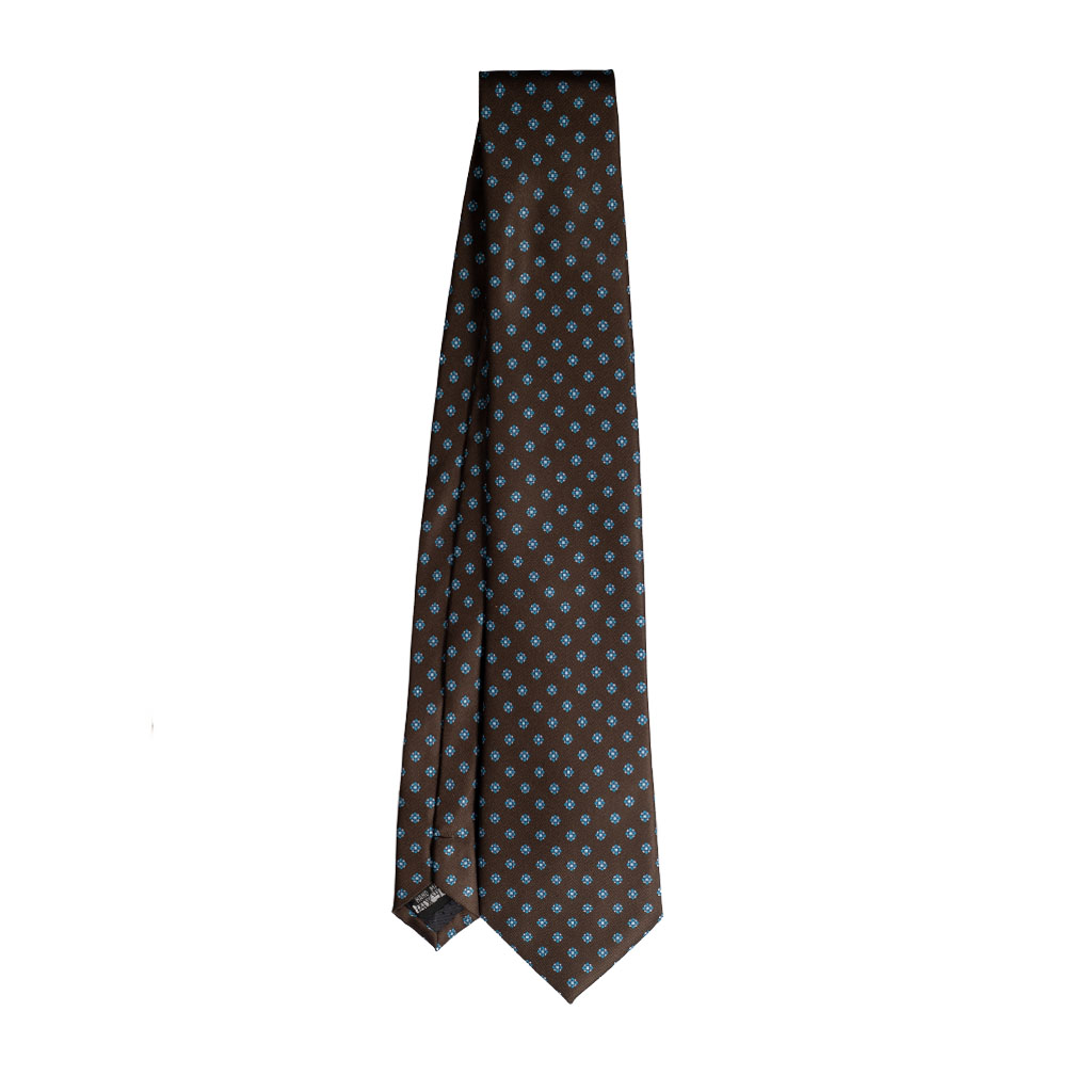 Cravatta marrone micro fantasia floreale celeste in twill di seta tre pieghe realizzata a mano in Italia. Cravatta geometrica 3 pieghe di alta qualità