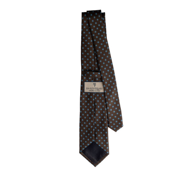 Cravatta marrone micro fantasia floreale celeste in twill di seta tre pieghe realizzata a mano in Italia. Cravatta geometrica 3 pieghe di alta qualità