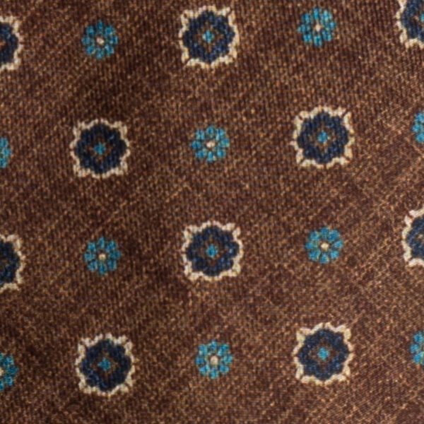 Cravatta marrone micro fantasia floreale celeste e blu in twill di seta tre pieghe realizzata a mano in Italia. Cravatta micro fantasia floreale 3 pieghe