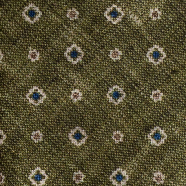Cravatta verde micro fantasia floreale beige e blu in twill di seta tre pieghe realizzata a mano in Italia. Cravatta micro fantasia floreale 3 pieghe