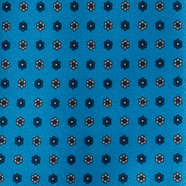 Cravatta azzurro micro fantasia floreale blue e bianco in twill di seta tre pieghe realizzata a mano in Italia. Cravatta micro fantasia floreale 3 pieghe