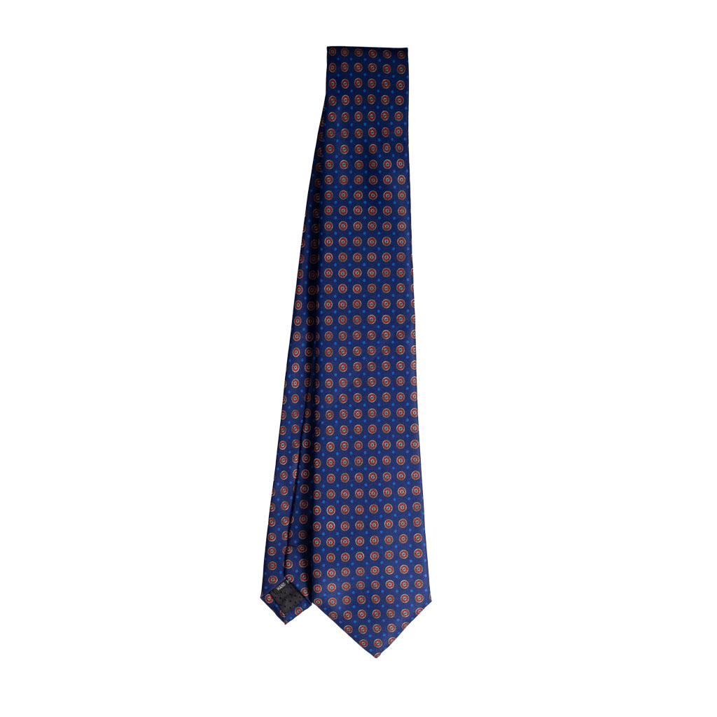 Cravatta blu micro fantasia rosso e azzurro in twill di seta tre pieghe realizzata a mano in Italia. Cravatta sartoriale blu micro fantasia 3 pieghe