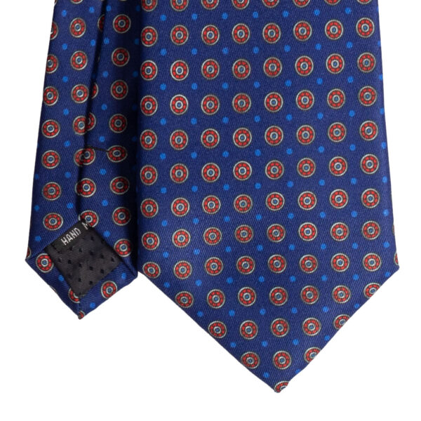 Cravatta blu micro fantasia rosso e azzurro in twill di seta tre pieghe realizzata a mano in Italia. Cravatta sartoriale blu micro fantasia 3 pieghe