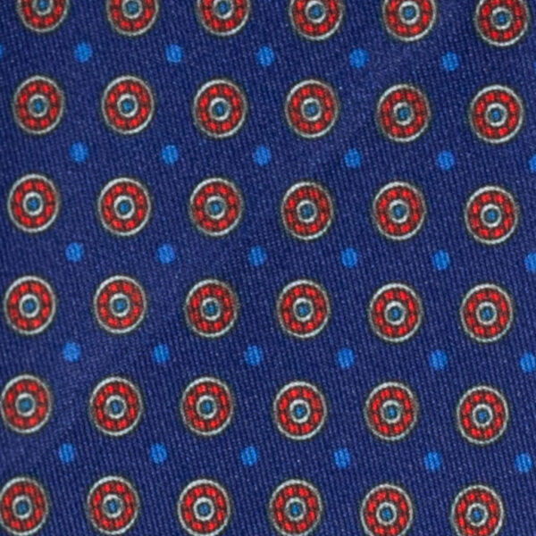 Cravatta blu micro fantasia rosso e azzurro in twill di seta tre pieghe realizzata a mano in Italia. Cravatta sartoriale blu micro fantasia 3 pieghe