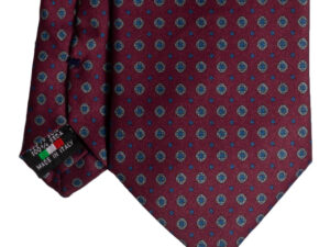 Cravatta rosso micro fantasia azzurro e beige in twill di seta tre pieghe realizzata a mano in Italia. Cravatta rosso bordeaux micro fantasia 3 pieghe