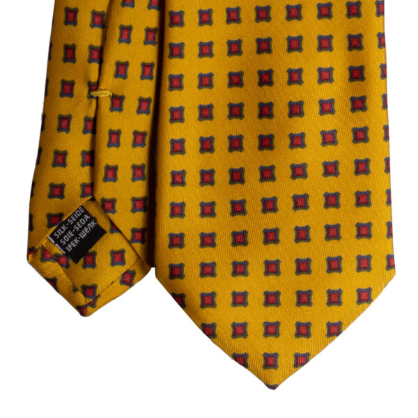 Cravatta giallo micro fantasia rosso e azzurro in twill di seta tre pieghe realizzata a mano in Italia. Cravatta sartoriale gialla micro fantasia 3 pieghe