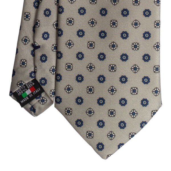 Cravatta grigio micro fantasia floreale blu e bianco in twill di seta tre pieghe realizzata a mano in Italia. Cravatta micro fantasia floreale 3 pieghe