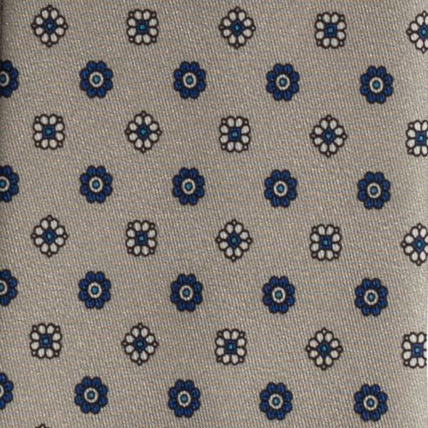 Cravatta grigio micro fantasia floreale blu e bianco in twill di seta tre pieghe realizzata a mano in Italia. Cravatta micro fantasia floreale 3 pieghe