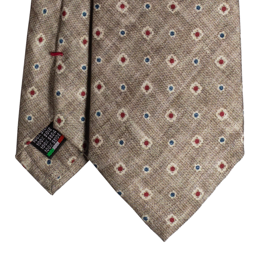 Cravatta beige micro fantasia rosso e azzurro in twill di seta tre pieghe realizzata a mano in Italia. Cravatta sartoriale beige micro fantasia 3 pieghe