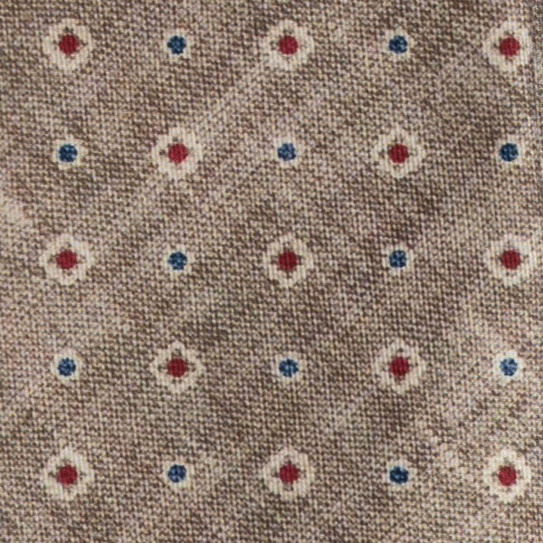 Cravatta beige micro fantasia rosso e azzurro in twill di seta tre pieghe realizzata a mano in Italia. Cravatta sartoriale beige micro fantasia 3 pieghe