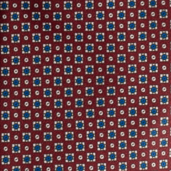 Cravatta rosso micro fantasia azzurro e bianco in twill di seta tre pieghe realizzata a mano in Italia. Cravatta rosso bordeaux micro fantasia 3 pieghe