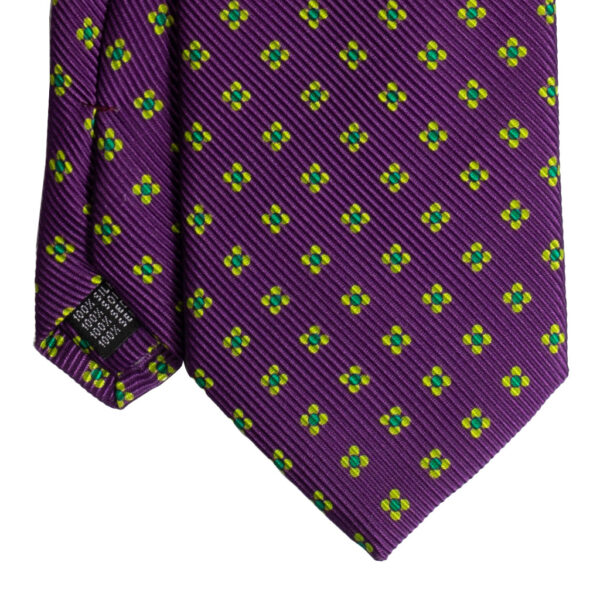 Cravatta viola micro fantasia floreale giallo e verde in twill di seta tre pieghe realizzata a mano in Italia. Cravatta viola micro fantasia 3 pieghe giallo