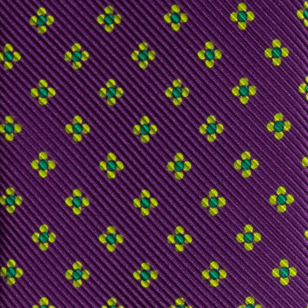 Cravatta viola micro fantasia floreale giallo e verde in twill di seta tre pieghe realizzata a mano in Italia. Cravatta viola micro fantasia 3 pieghe giallo