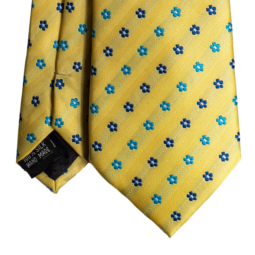 Cravatta giallo micro fantasia azzurro e blu in seta jacquard tre pieghe realizzata a mano in Italia. Cravatta giallo micro fantasia 3 pieghe azzurro