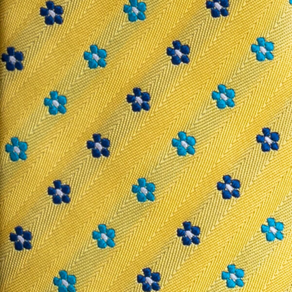 Cravatta giallo micro fantasia azzurro e blu in seta jacquard tre pieghe realizzata a mano in Italia. Cravatta giallo micro fantasia 3 pieghe azzurro