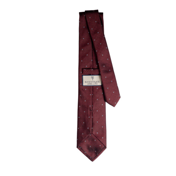 Cravatta rosso micro fantasia azzurro oro e bianco in seta jacquard tre pieghe realizzata a mano in Italia. Cravatta rosso micro fantasia 3 pieghe azzurro