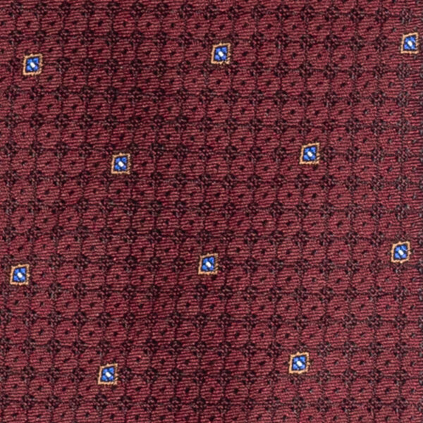 Cravatta rosso micro fantasia azzurro oro e bianco in seta jacquard tre pieghe realizzata a mano in Italia. Cravatta rosso micro fantasia 3 pieghe azzurro