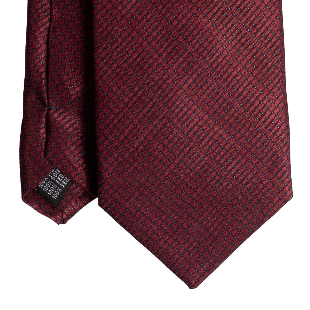 Cravatta rosso micro pois azzurro in raso di seta tre pieghe realizzata a mano in Italia. Cravatta rosso bordeaux fantasia micro pois 3 pieghe azzurro