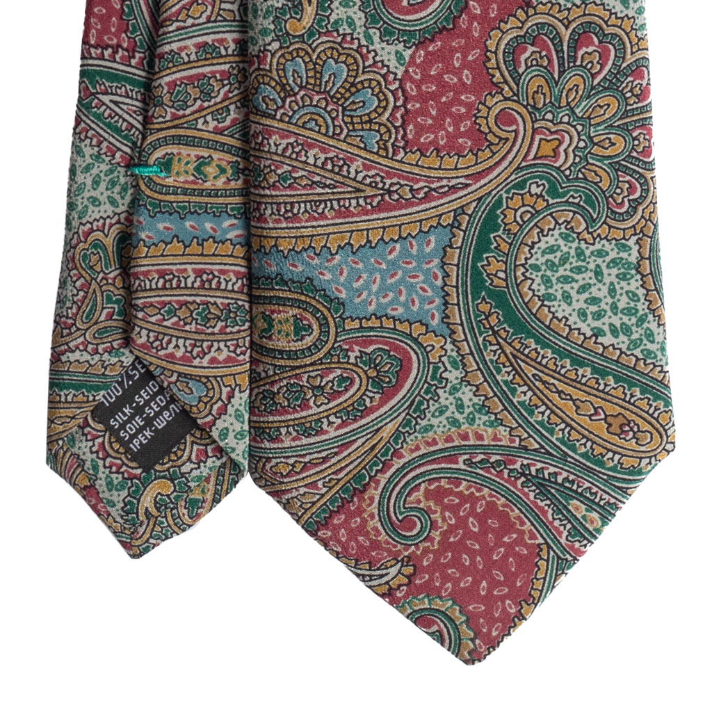 Cravatta fantasia paisley verde rosso oro in raso di seta tre pieghe realizzata a mano in Italia. Cravatta fantasia cachemire a girali 3 pieghe verde e oro