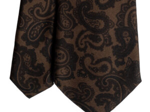 Cravatta marrone fantasia paisley nero in twill di seta tre pieghe realizzata a mano in Italia. Cravatta marrone fantasia cachemire a girali 3 pieghe nero