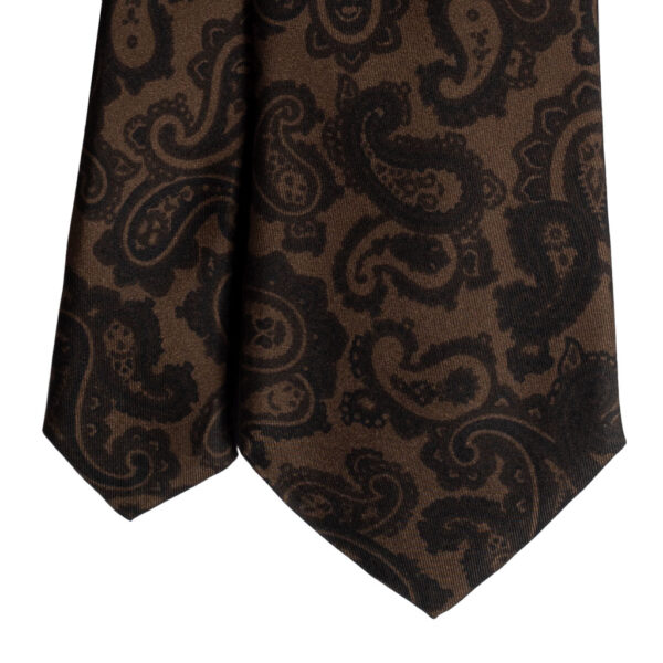 Cravatta marrone fantasia paisley nero in twill di seta tre pieghe realizzata a mano in Italia. Cravatta marrone fantasia cachemire a girali 3 pieghe nero