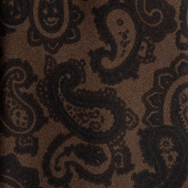 Cravatta marrone fantasia paisley nero in twill di seta tre pieghe realizzata a mano in Italia. Cravatta marrone fantasia cachemire a girali 3 pieghe nero