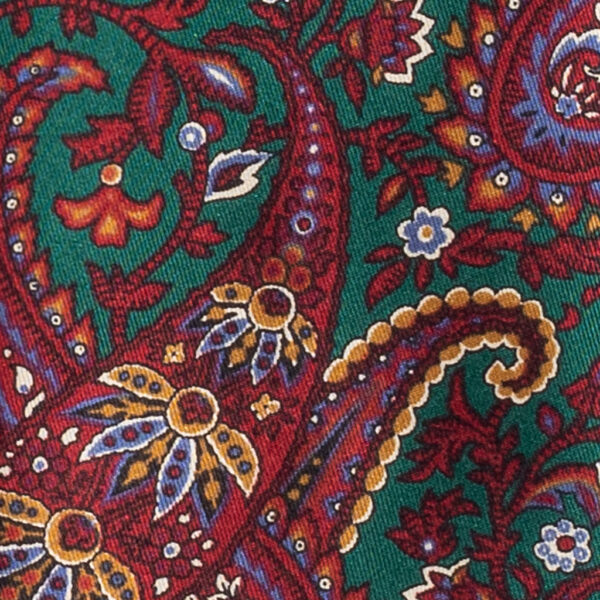 Cravatta fantasia paisley rosso verde blu giallo in twill di seta tre pieghe realizzata a mano in Italia. Cravatta fantasia cachemire a girali 3 pieghe