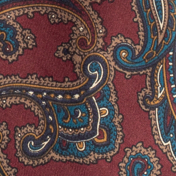 Cravatta fantasia paisley rosso verde petrolio marrone in twill di seta tre pieghe realizzata a mano in Italia. Cravatta fantasia cachemire 3 pieghe