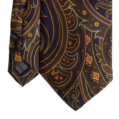 Cravatta fantasia paisley marrone viola giallo arancione in twill di seta tre pieghe realizzata a mano in Italia. Cravatta fantasia cachemire 3 pieghe