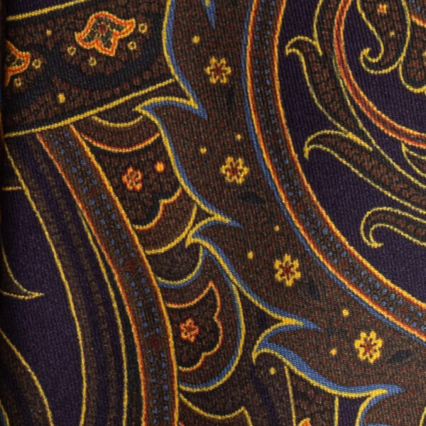 Cravatta fantasia paisley marrone viola giallo arancione in twill di seta tre pieghe realizzata a mano in Italia. Cravatta fantasia cachemire 3 pieghe