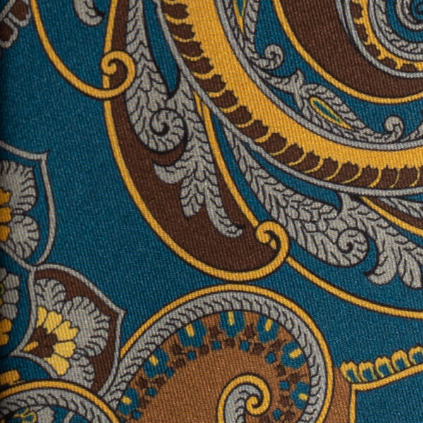 Cravatta fantasia paisley verde petrolio giallo marrone grigio in twill di seta tre pieghe realizzata a mano in Italia. Cravatta fantasia cachemire 3 pieghe