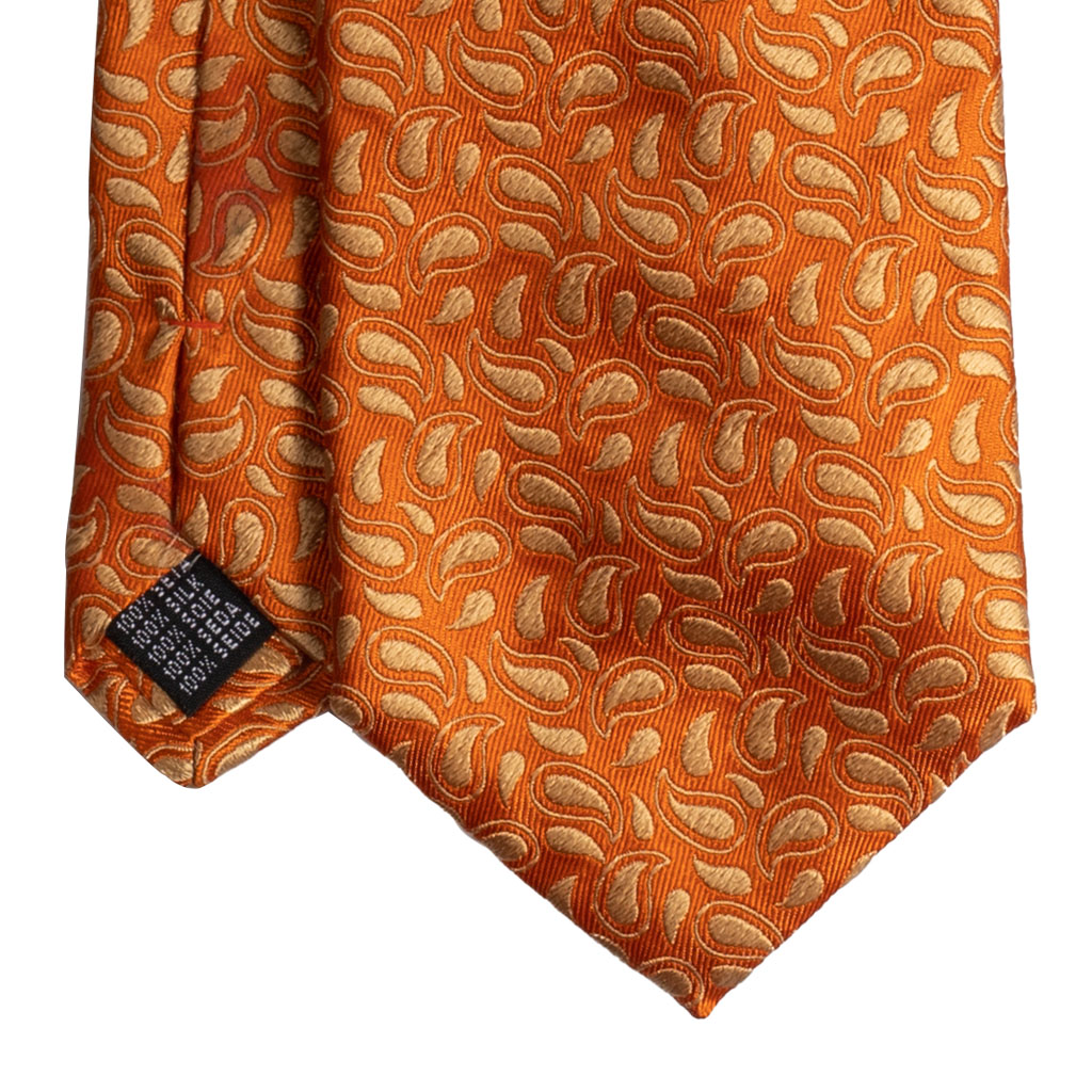 Cravatta fantasia paisley arancione in jacquard di seta tre pieghe realizzata a mano in Italia. Cravatta fantasia cachemire viola e lilla 3 pieghe