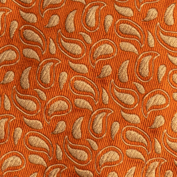 Cravatta fantasia paisley arancione in jacquard di seta tre pieghe realizzata a mano in Italia. Cravatta fantasia cachemire viola e lilla 3 pieghe