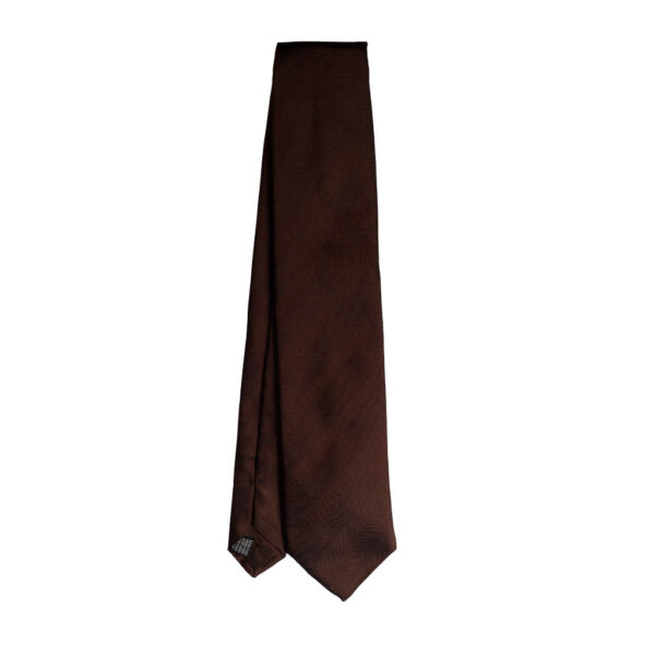 Cravatta regimental marrone tono su tono in seta jacquard tre pieghe realizzata a mano in Italia. Cravatta a strisce 3 pieghe di alta qualità.