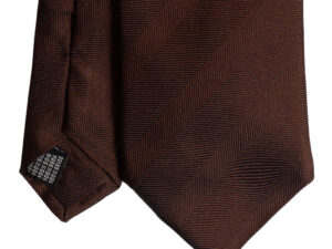 Cravatta regimental marrone tono su tono in seta jacquard tre pieghe realizzata a mano in Italia. Cravatta a strisce 3 pieghe di alta qualità.