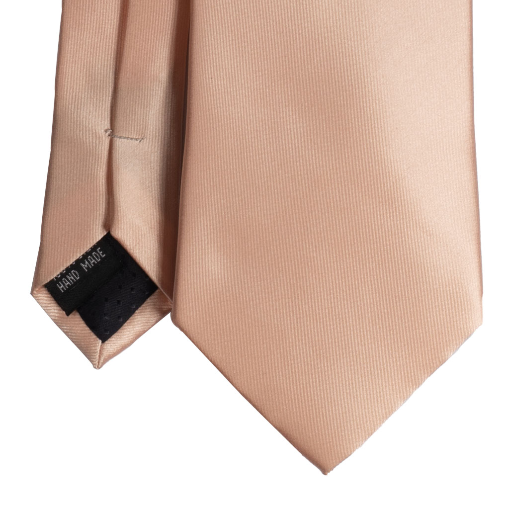 Cravatta unito rosa cipria in twill di seta tre pieghe realizzata a mano in Italia. Cravatta unito rosa cipria 3 pieghe di alta qualità sartoriale.