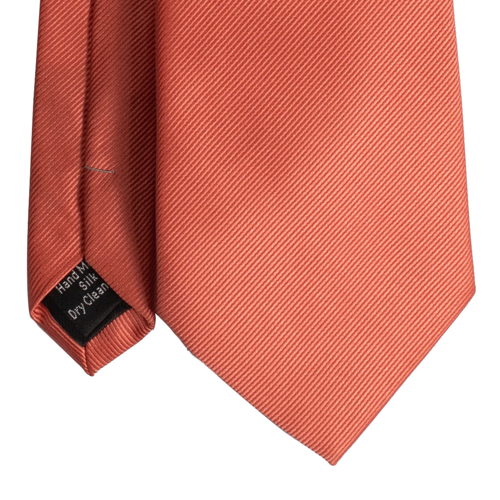 Cravatta unito rosa antico in twill di seta tre pieghe realizzata a mano in Italia. Cravatta unito rosa antico 3 pieghe di alta qualità sartoriale.