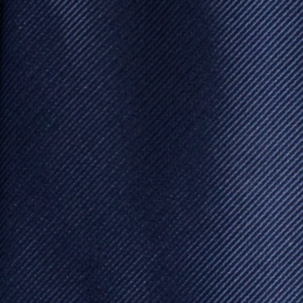 Cravatta unito blu in twill di seta tre pieghe realizzata a mano in Italia. Cravatta unito  blu 3 pieghe di alta qualità sartoriale.