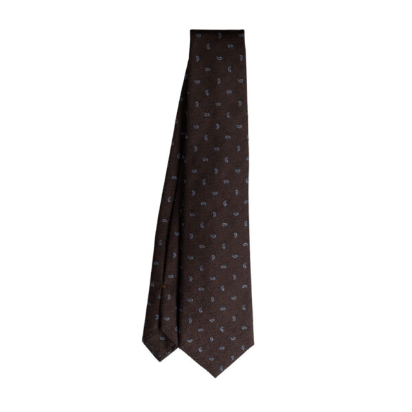 Cravatta marrone micro fantasia paisley celeste in seta jacquard sette pieghe realizzata a mano in Italia. Cravatta geometrica sette pieghe di alta qualità