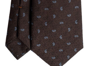 Cravatta marrone micro fantasia paisley celeste in seta jacquard sette pieghe realizzata a mano in Italia. Cravatta geometrica sette pieghe di alta qualità