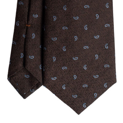 Cravatta marrone micro fantasia paisley celeste in seta jacquard tre pieghe realizzata a mano in Italia. Cravatta geometrica 3 pieghe di alta qualità