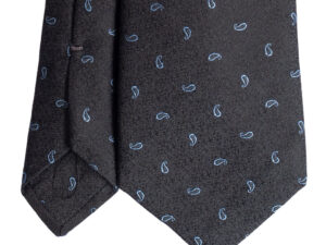 Cravatta blu micro fantasia paisley celeste in seta jacquard sette pieghe realizzata a mano in Italia. Cravatta geometrica sette pieghe di alta qualità