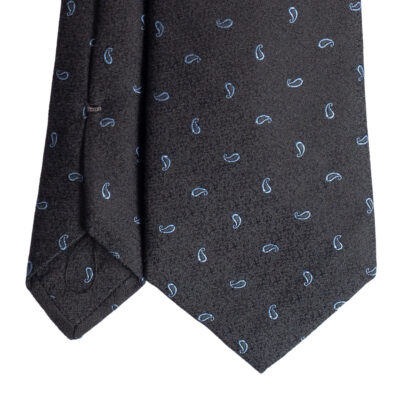 Cravatta blu micro fantasia paisley celeste in seta jacquard sette pieghe realizzata a mano in Italia. Cravatta geometrica sette pieghe di alta qualità