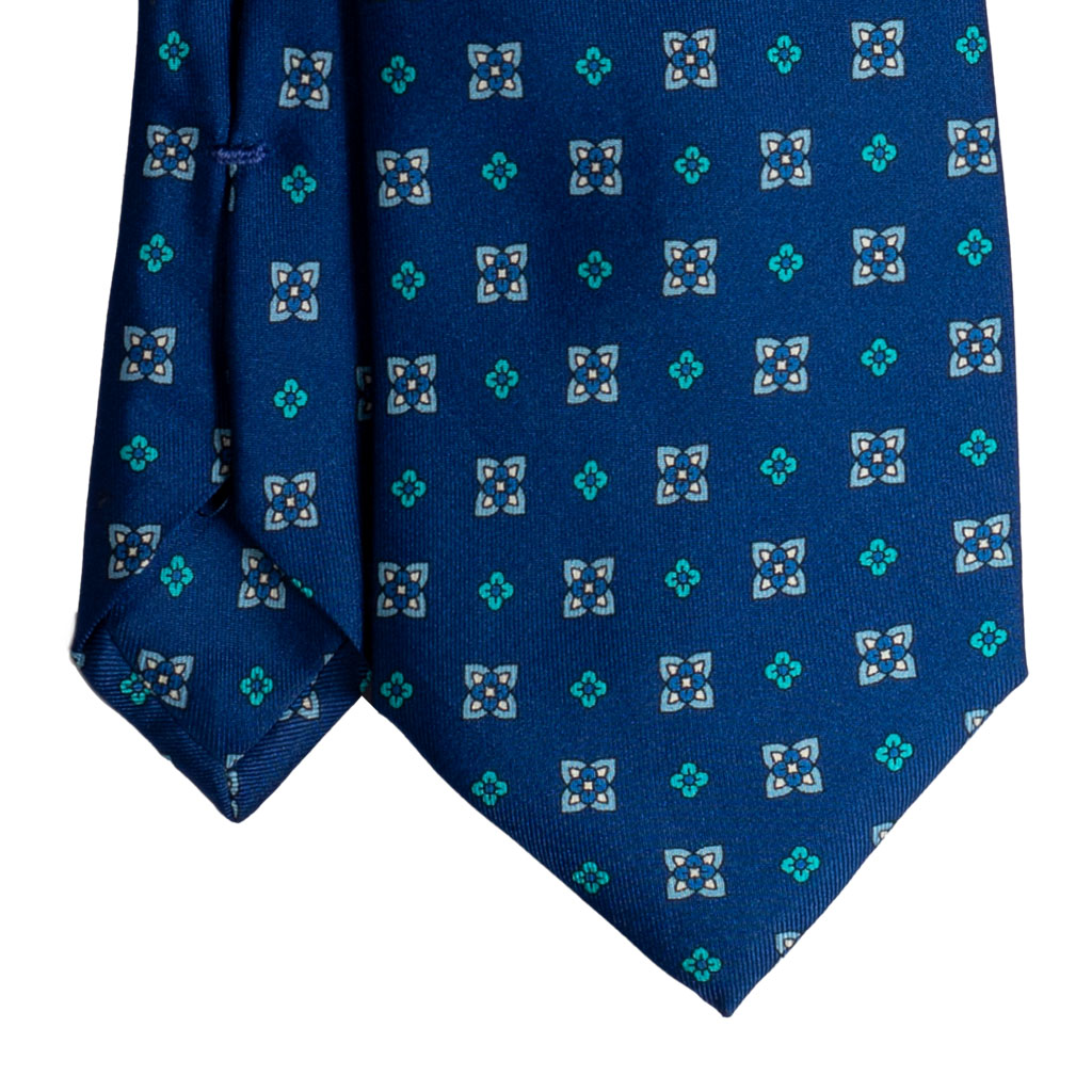 Cravatta blu micro fantasia azzurro e celeste sette pieghe in twill di seta realizzata a mano in Italia. Cravatta micro fantasia sette pieghe