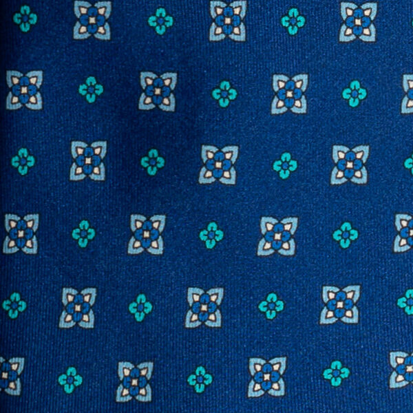 Cravatta blu micro fantasia azzurro e celeste sette pieghe in twill di seta realizzata a mano in Italia. Cravatta micro fantasia sette pieghe