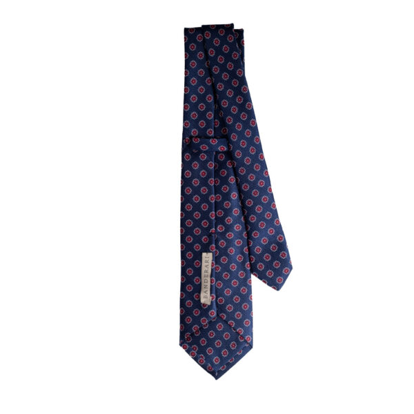 Cravatta blu micro fantasia floreale rosso bianco in seta jacquard sette pieghe realizzata a mano in Italia. Cravatta blu micro fantasia rosso sette pieghe