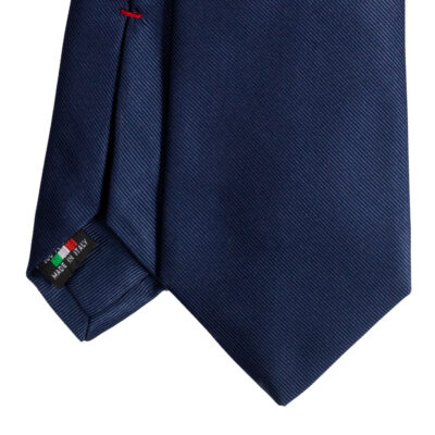 Cravatta sette pieghe blu unito in twill di seta realizzata a mano in Italia. Cravatta monocromatica blu sette pieghe realizzata a mano in Italia